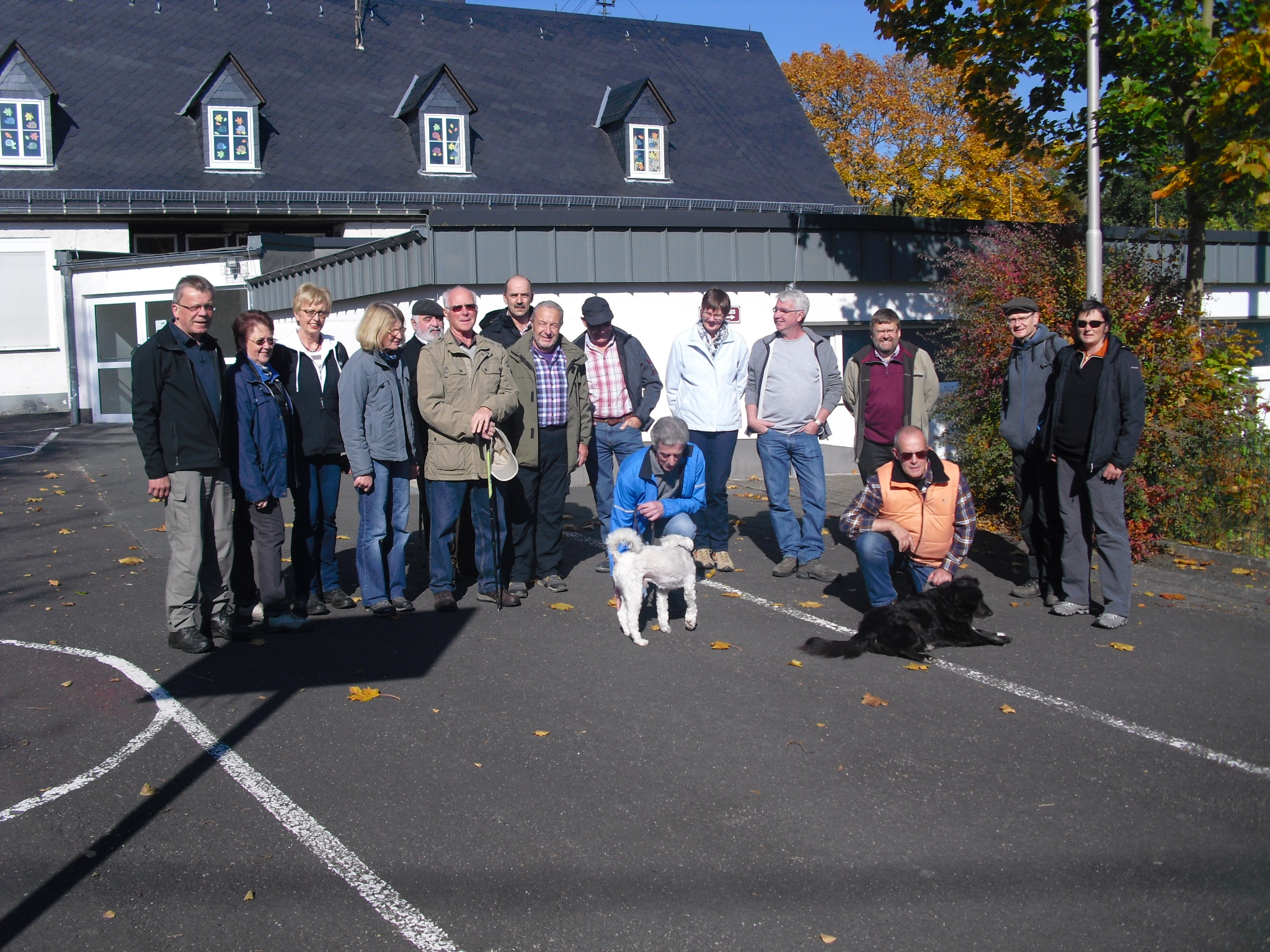 Auf dem Schulhof - vor dem Start