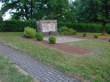 Ehrenmal linke Seite